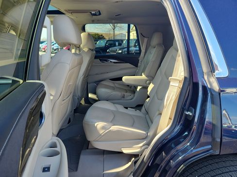 Used 2020 Cadillac Escalade Luxury w/ LPO, Radiant Package AWD/4WD image 26