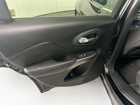 Used 2019 Jeep Cherokee Latitude w/ Popular Appearance Group image 25