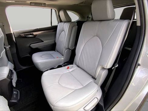 Certified 2025 Toyota Highlander Platinum AWD/4WD image 20