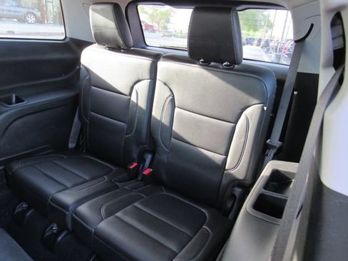 Used 2023 GMC Acadia SLT FWD image 17