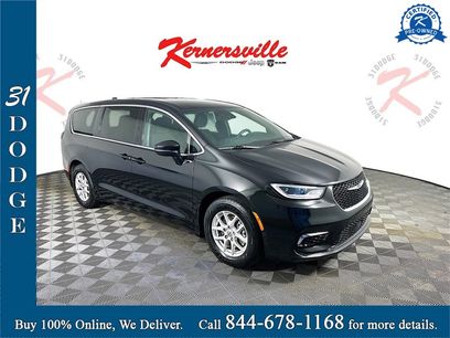 Used 2023 Chrysler Pacifica Touring