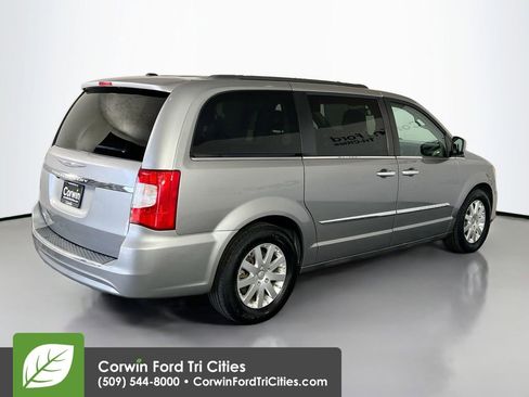 Used 2016 Chrysler Town & Country Touring w/ Driver Convenience Group image 15