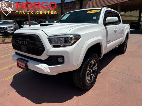 Used 2018 Toyota Tacoma TRD Sport w/ Technology Package image 4