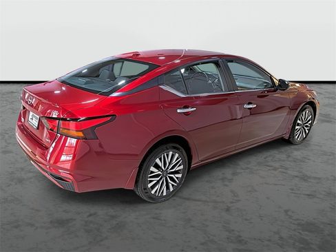 Used 2024 Nissan Altima 2.5 SV image 4