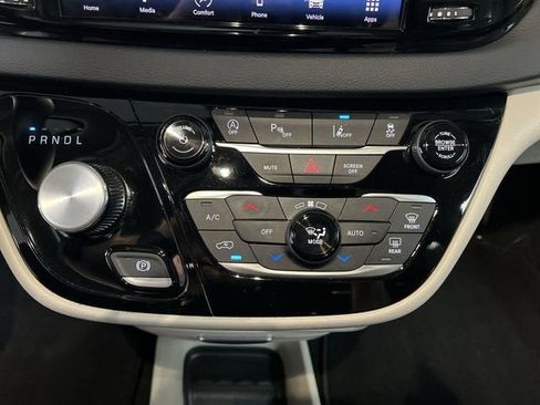 Used 2023 Chrysler Pacifica Touring-L FWD image 17