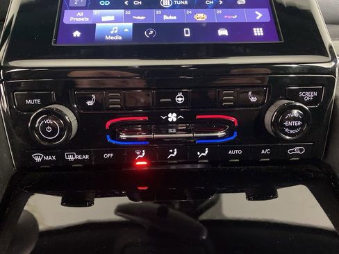 Used 2023 Jeep Grand Cherokee Altitude image 7