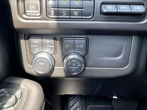 Used 2023 GMC Yukon XL AT4 w/ Technology Package AWD/4WD image 39