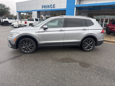 Used 2024 Volkswagen Tiguan SE image 2