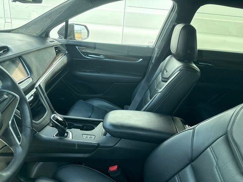 Used 2017 Cadillac XT5 Platinum w/ Driver Assist Package AWD/4WD image 3