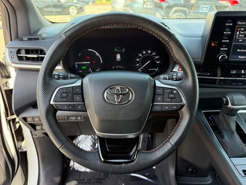 Used 2023 Toyota Sienna XSE AWD/4WD image 31
