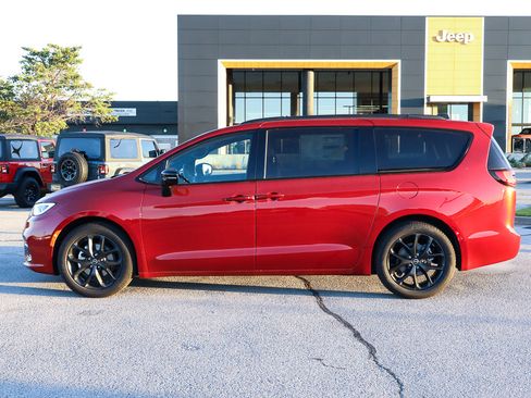 New 2026 Chrysler Pacifica Limited w/ S Appearance Package image 8