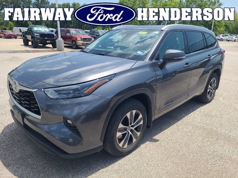 Used 2022 Toyota Highlander XLE FWD image 1