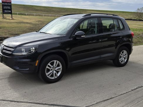Used 2017 Volkswagen Tiguan S image 1