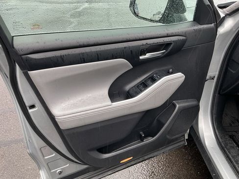 Used 2020 Toyota Highlander XLE AWD/4WD image 17
