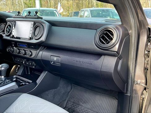 Used 2022 Toyota Tacoma TRD Sport w/ Technology Package image 16