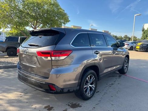 Used 2017 Toyota Highlander LE FWD image 5