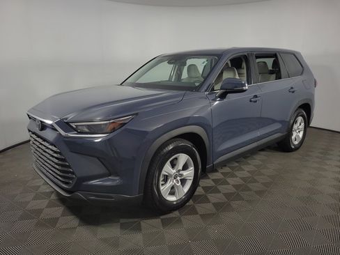 Used 2025 Toyota Grand Highlander FWD image 3