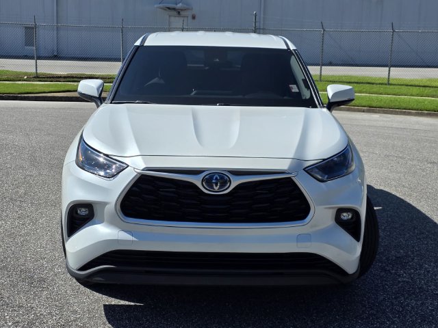 Used 2023 Toyota Highlander LE AWD/4WD image 2