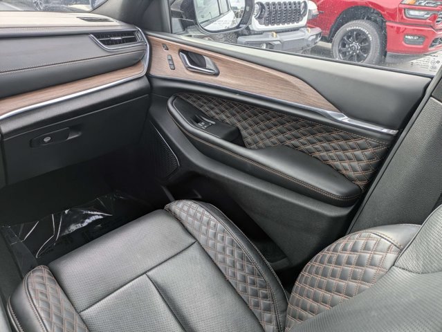 Certified 2025 Jeep Grand Cherokee Summit w/ Obsidian Package AWD/4WD image 18