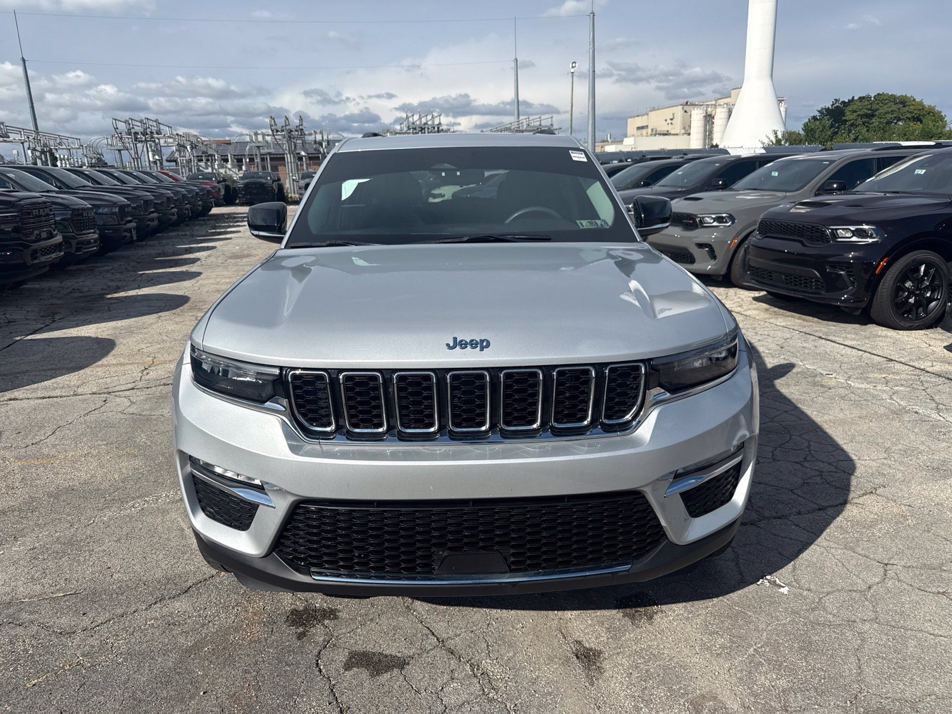 Used 2023 Jeep Grand Cherokee 4WD 4xe image 2