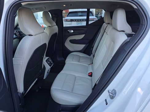 Certified 2023 Volvo XC40 B5 Ultimate w/ Protection Package Premier image 16