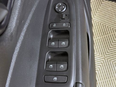 Certified 2025 Hyundai Venue Limited FWD image 28
