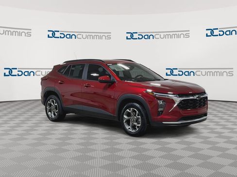 Used 2024 Chevrolet Trax LT FWD image 2