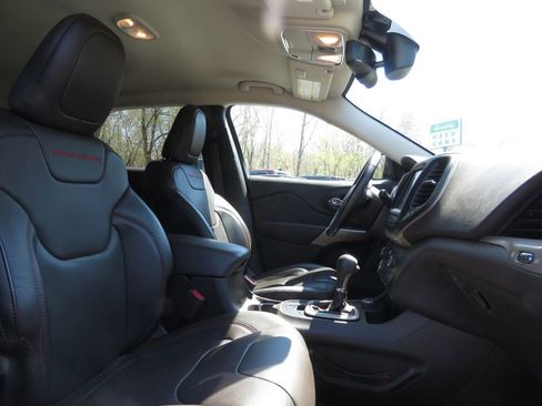 Used 2018 Jeep Cherokee Trailhawk w/ Quick Order Package 27L AWD/4WD image 13