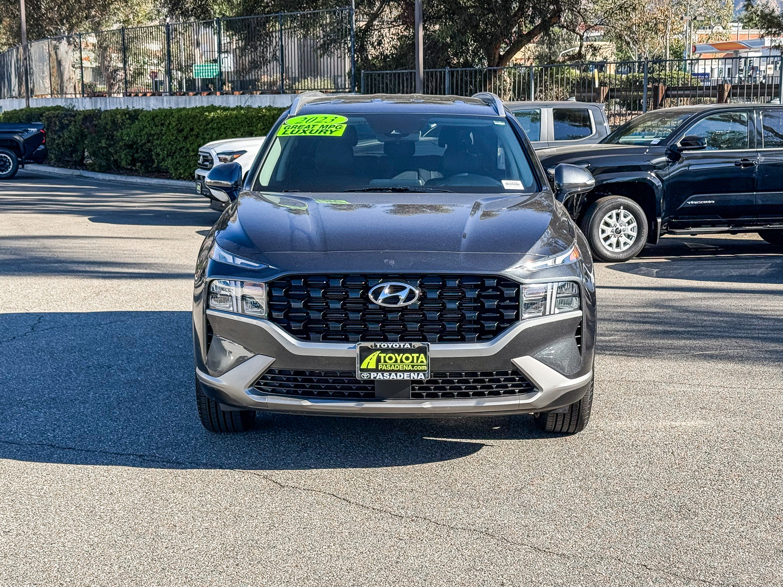 Used 2023 Hyundai Santa Fe SEL FWD image 2