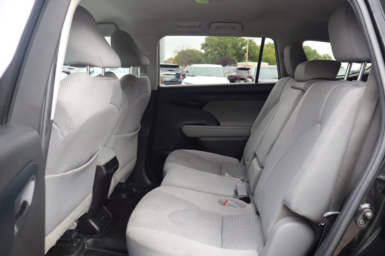 Used 2022 Toyota Highlander LE AWD/4WD image 14
