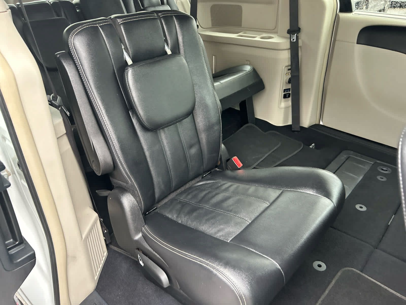 Used 2015 Chrysler Town & Country Touring w/ Driver Convenience Group FWD image 25