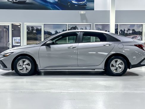 Used 2025 Hyundai Elantra SE FWD image 2