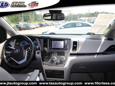 Used 2018 Toyota Sienna XLE Premium w/ Carpet Mat Package FWD image 19