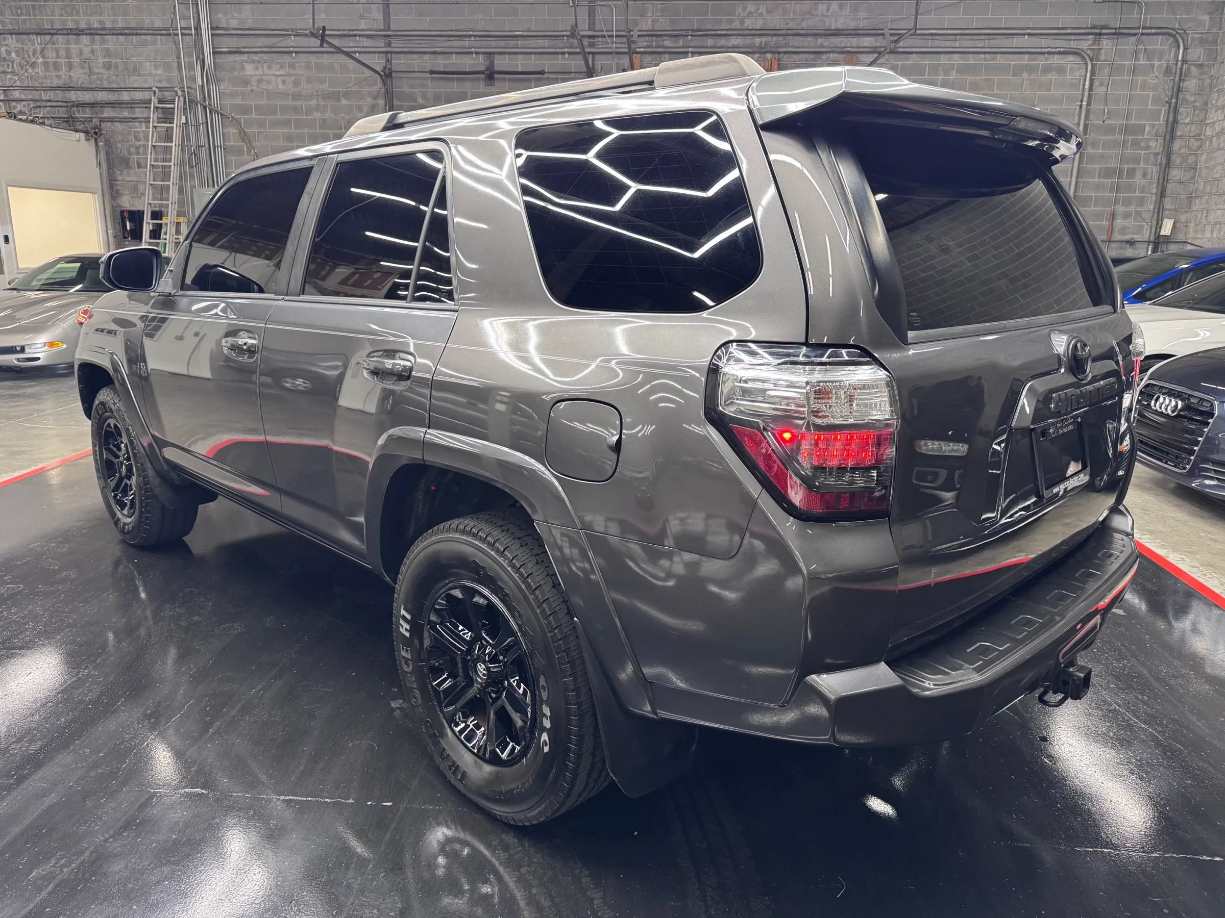 Used 2018 Toyota 4Runner SR5 AWD/4WD image 5