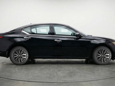 Used 2025 Nissan Altima 2.5 SV image 11