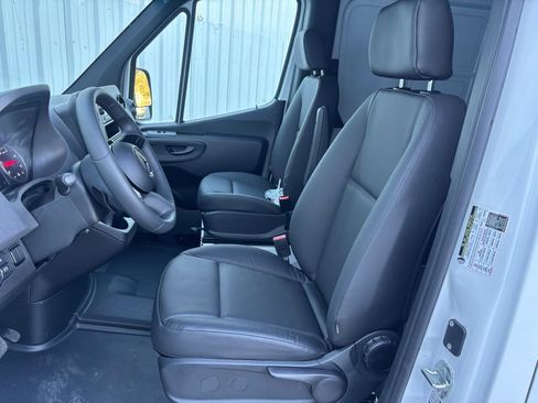 Used 2025 Mercedes-Benz Sprinter 2500 image 16