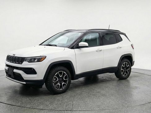 Used 2025 Jeep Compass Trailhawk AWD/4WD image 3