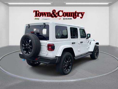 Used 2022 Jeep Wrangler Unlimited Sahara w/ Cold Weather Group image 5