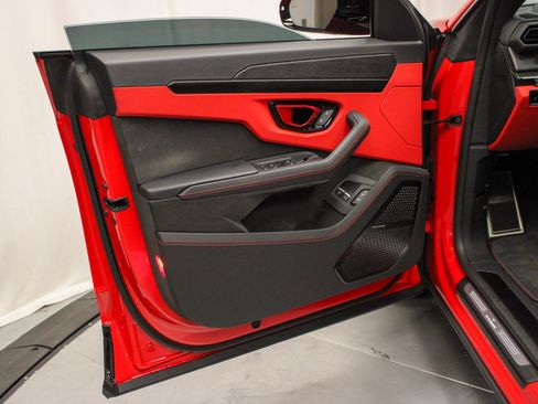 Used 2025 Lamborghini Urus SE image 16