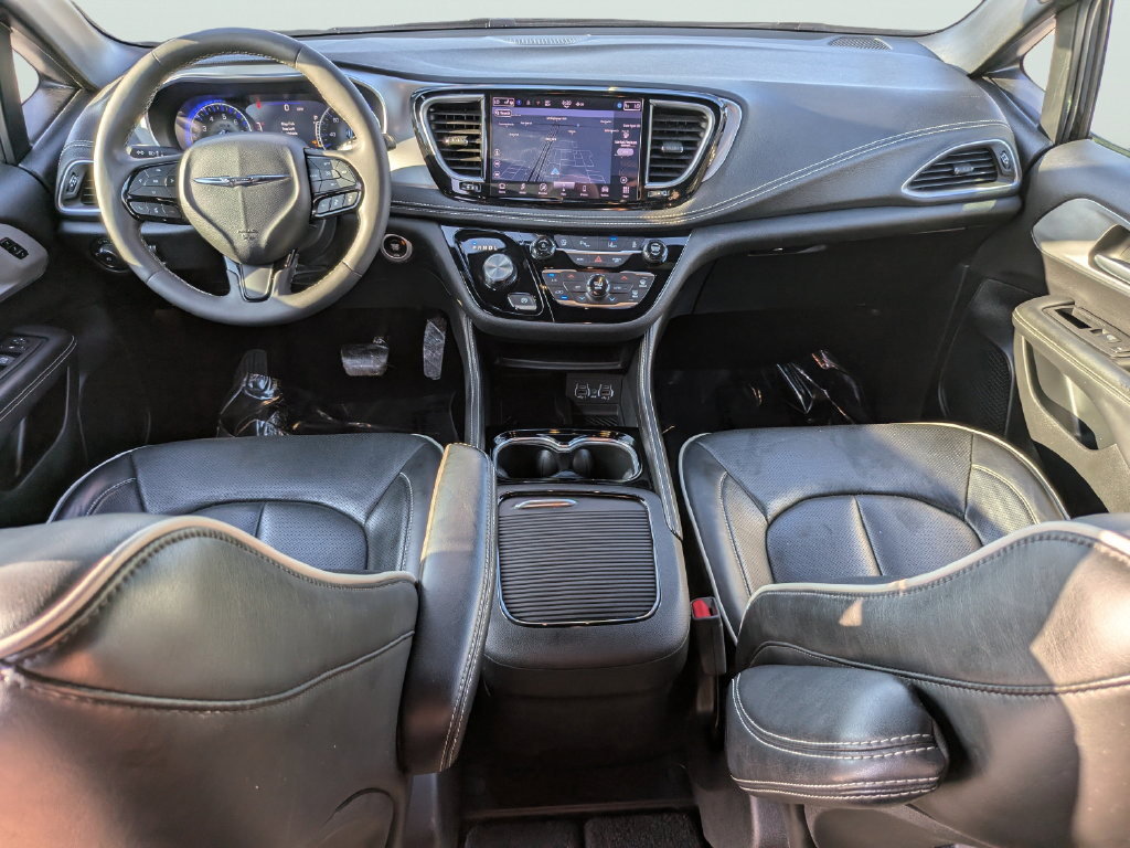 Used 2025 Chrysler Pacifica Limited FWD image 14