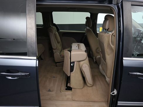 Used 2014 Chrysler Town & Country Touring image 42