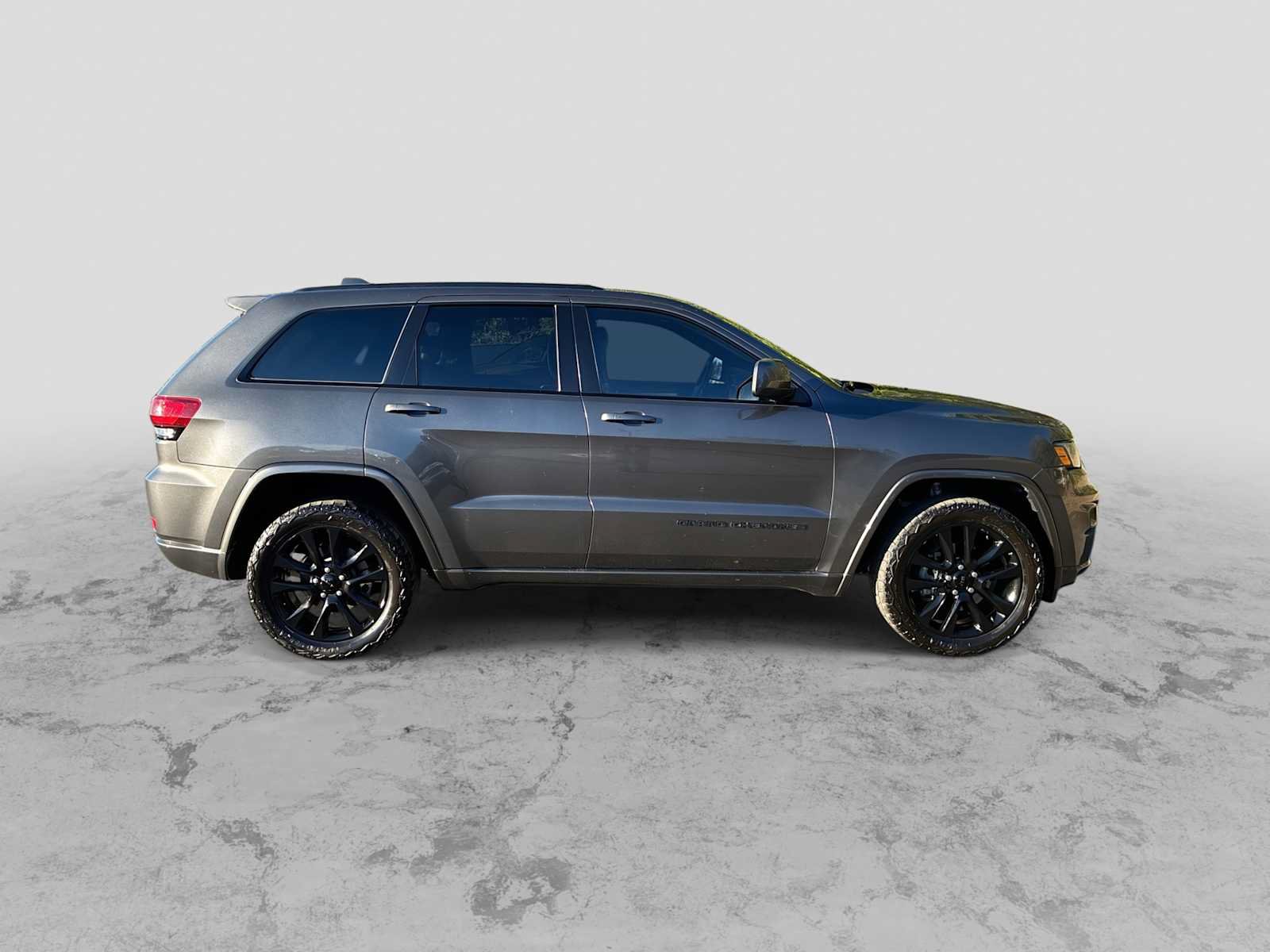 Used 2018 Jeep Grand Cherokee Altitude AWD/4WD image 9