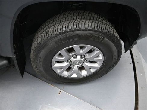 Used 2017 Toyota Tacoma SR5 image 39