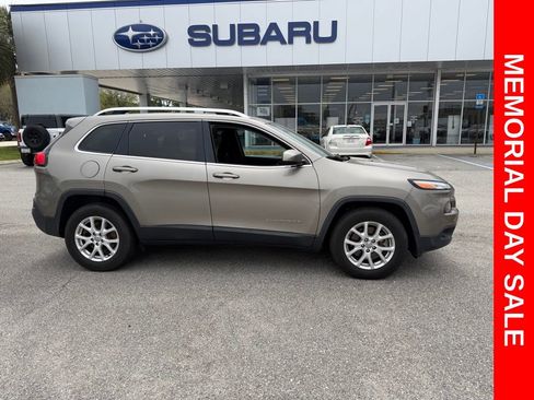 Used 2017 Jeep Cherokee Latitude w/ Trailer Tow Group AWD/4WD image 2