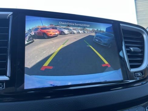 Used 2022 Chrysler Pacifica Touring-L image 2