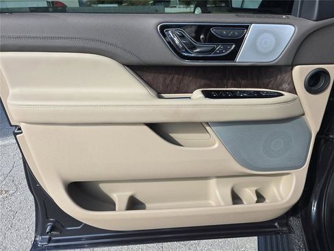 Used 2024 Lincoln Navigator Reserve image 19