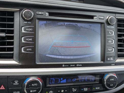 Used 2019 Toyota Highlander XLE FWD image 19