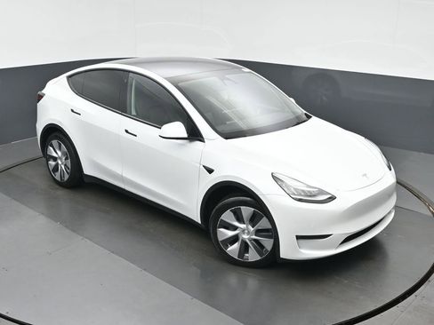 Used 2022 Tesla Model Y Long Range AWD/4WD image 32