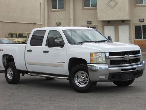 Used 2007 Chevrolet Silverado 2500 LT w/ 2LT Convenience Package AWD/4WD image 2