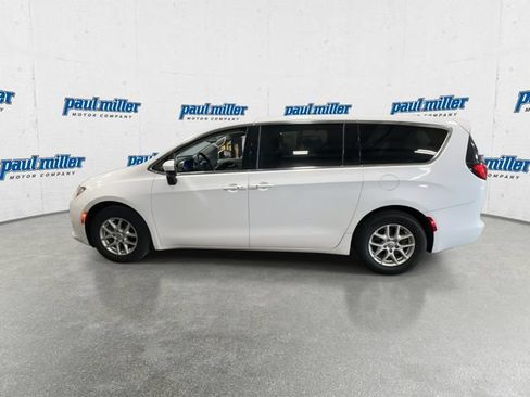 Used 2017 Chrysler Pacifica Touring FWD image 7
